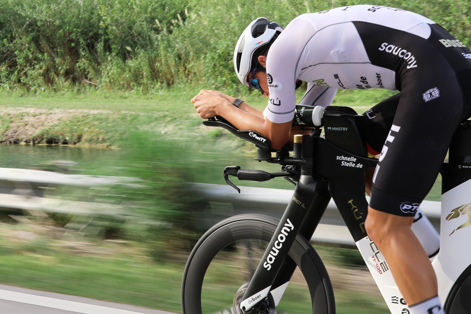 Een triatleet in aeropositie op de Kú Cycle TF1 tijdens een T100-race