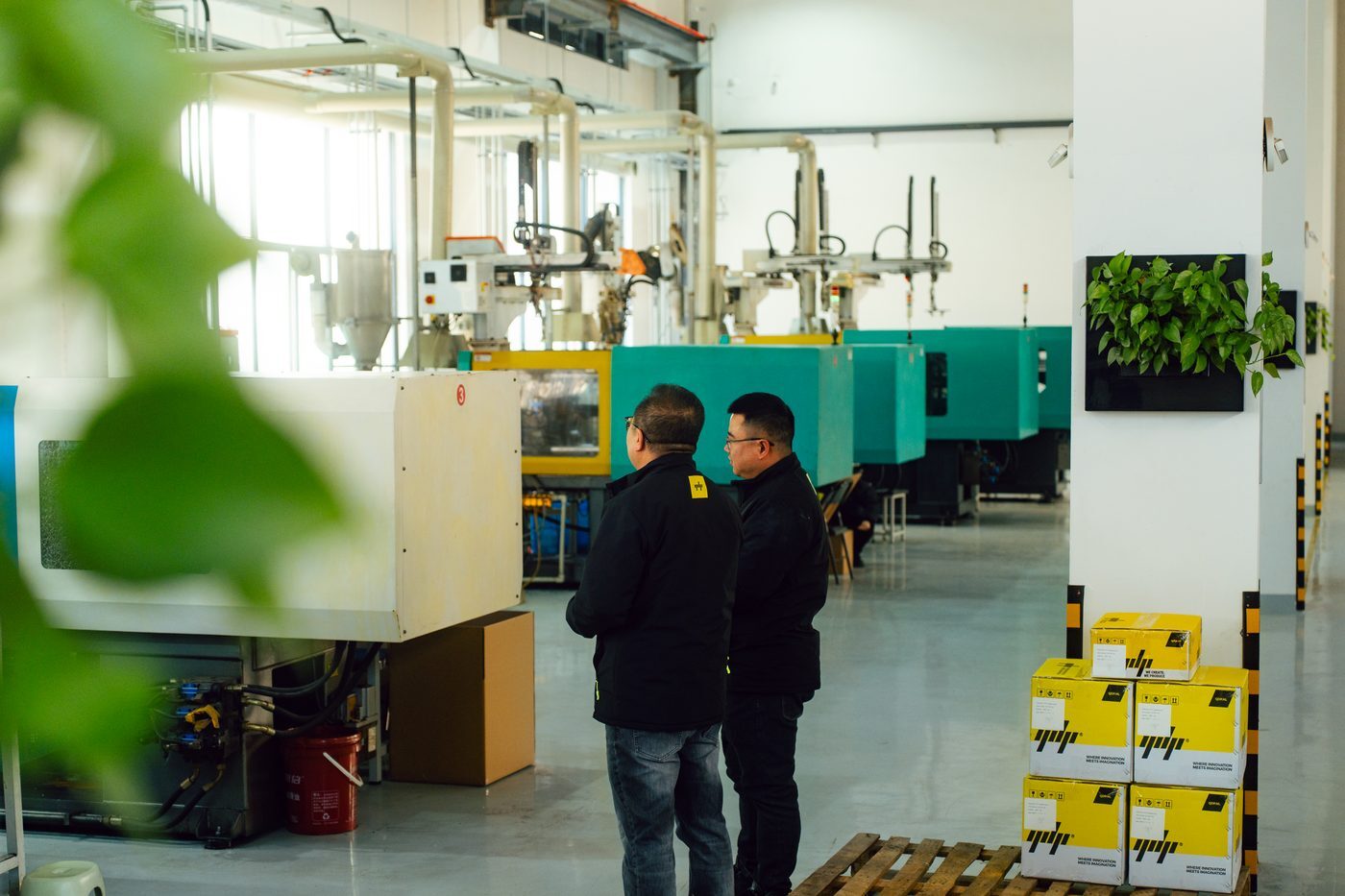 Collega's bij de spuitgietmachines in de QDP-fabriek in Shengzhou