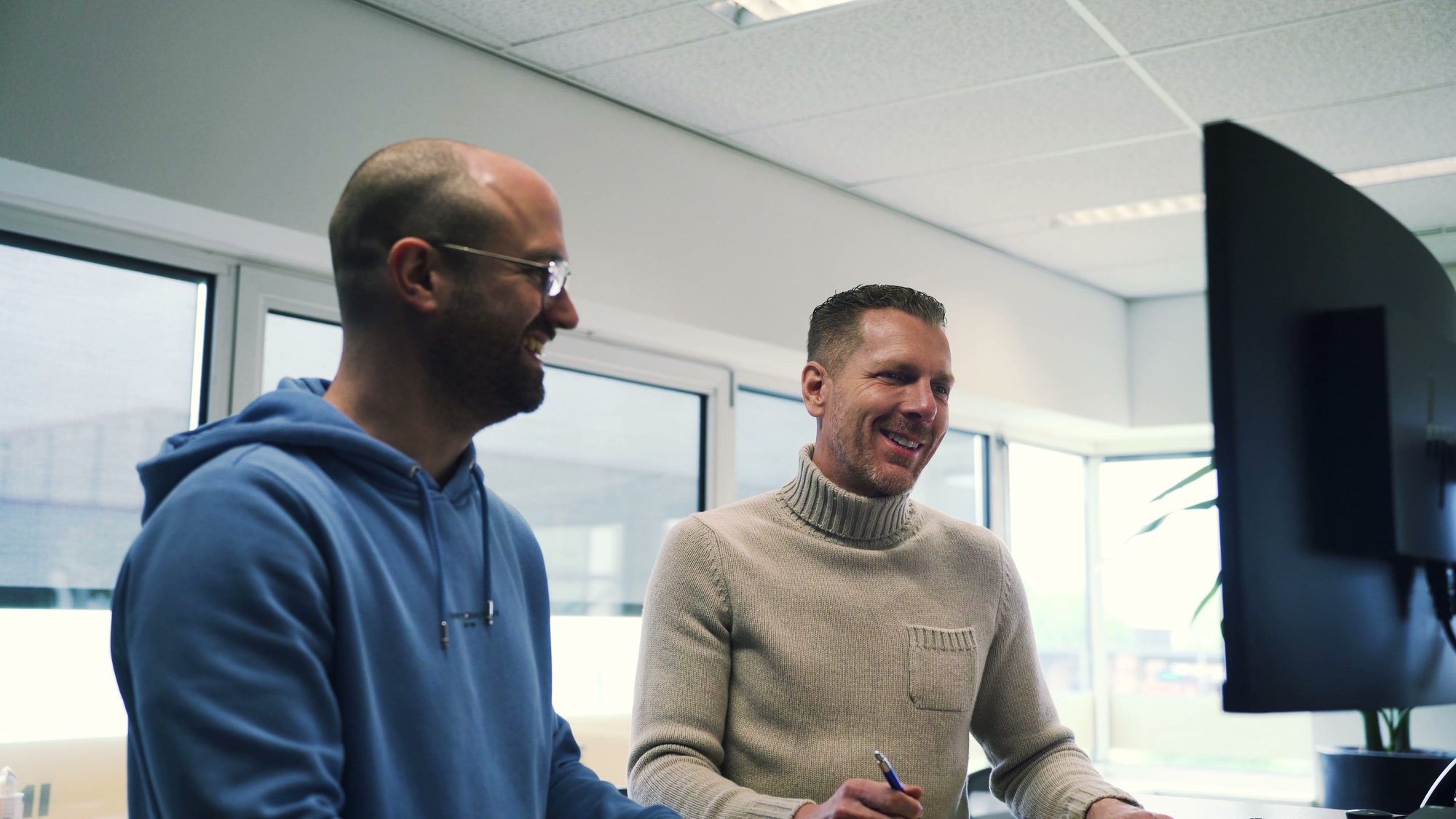 Maick Klaassen en Niels Kolk in gesprek op het QDP-kantoor in Duiven