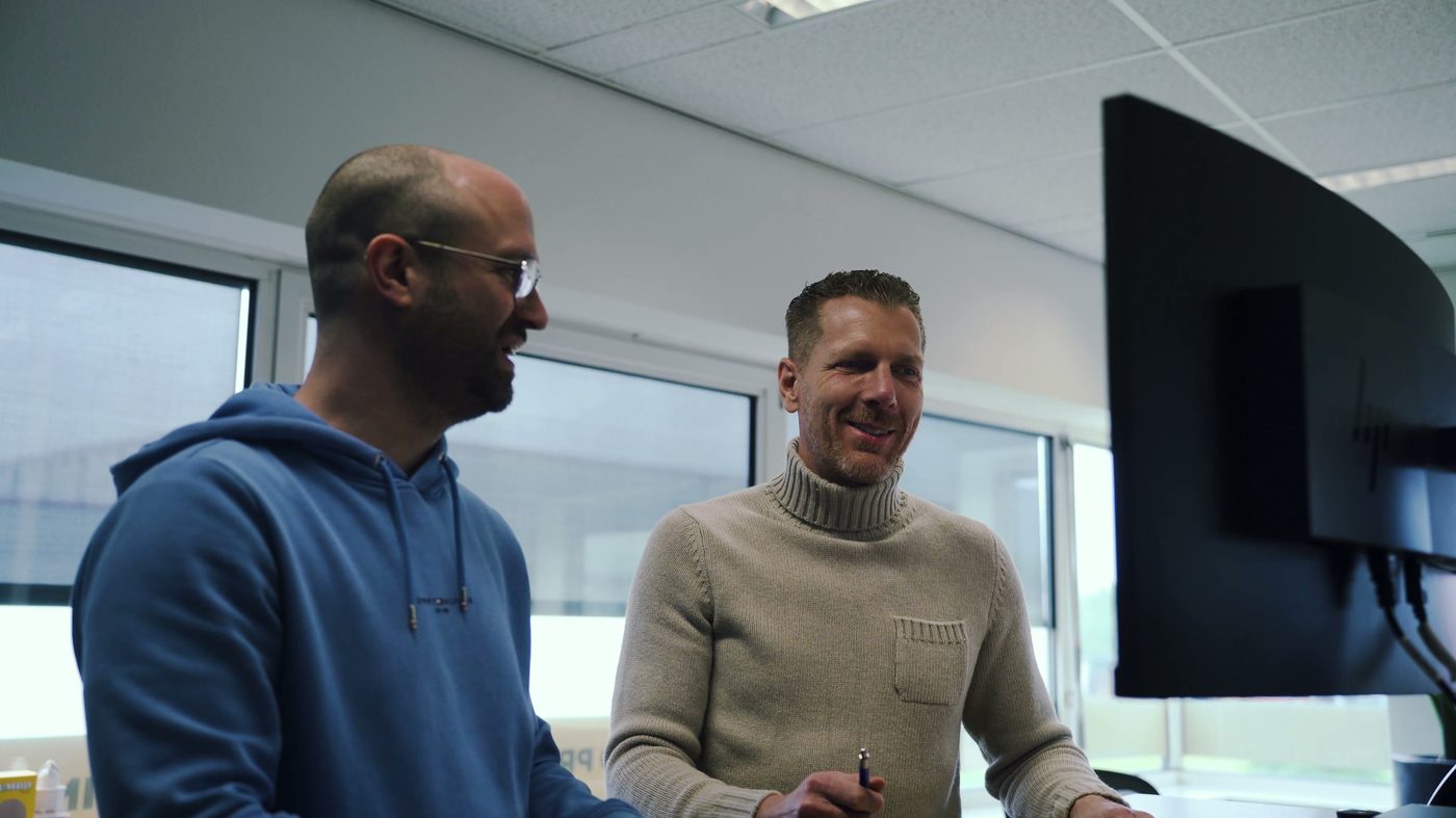 Maick Klaassen, oprichter en CEO van QDP, in gesprek op kantoor