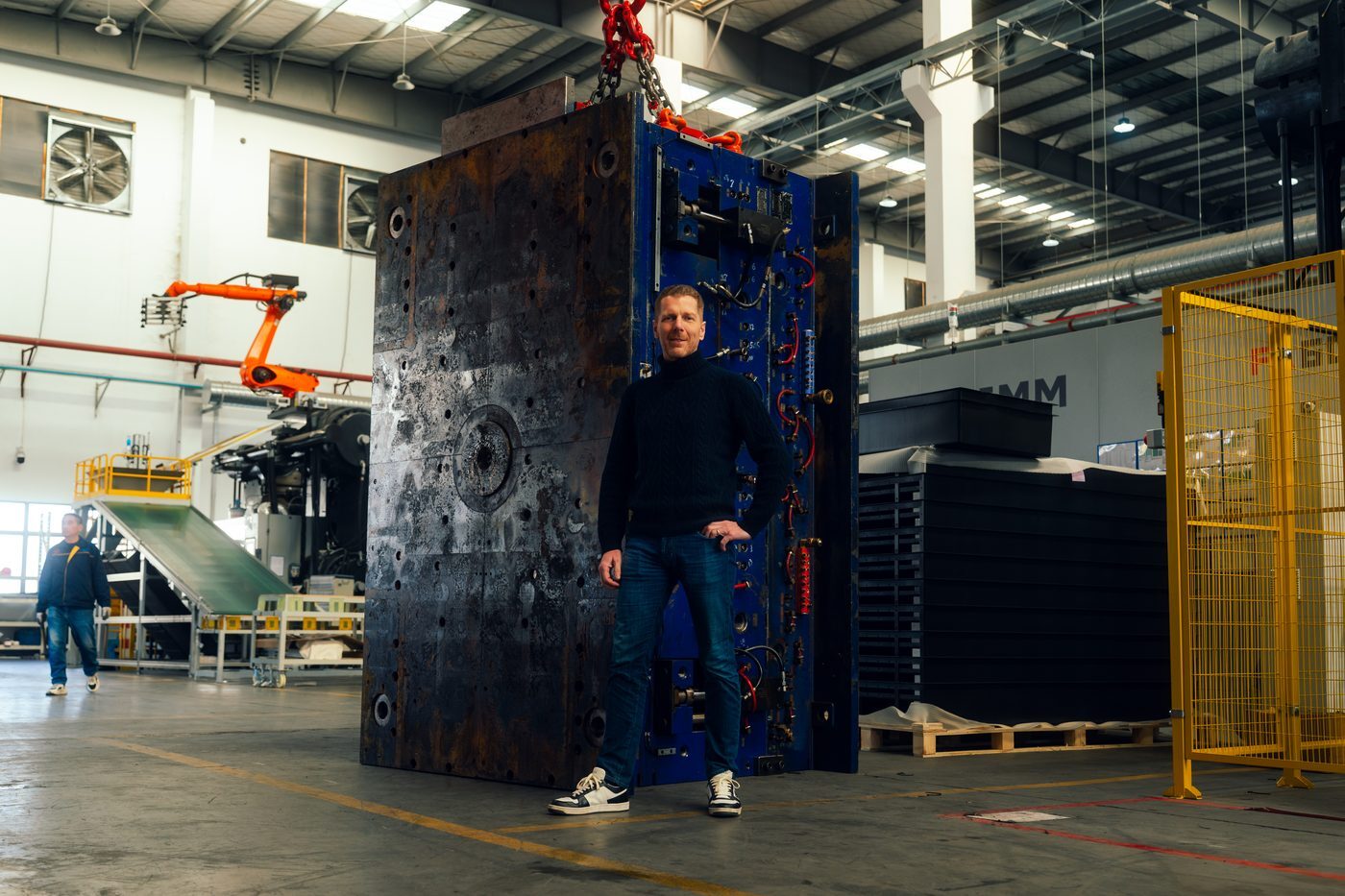 Maick Klaassen bij een grote matrijs in de eigen fabriek in China