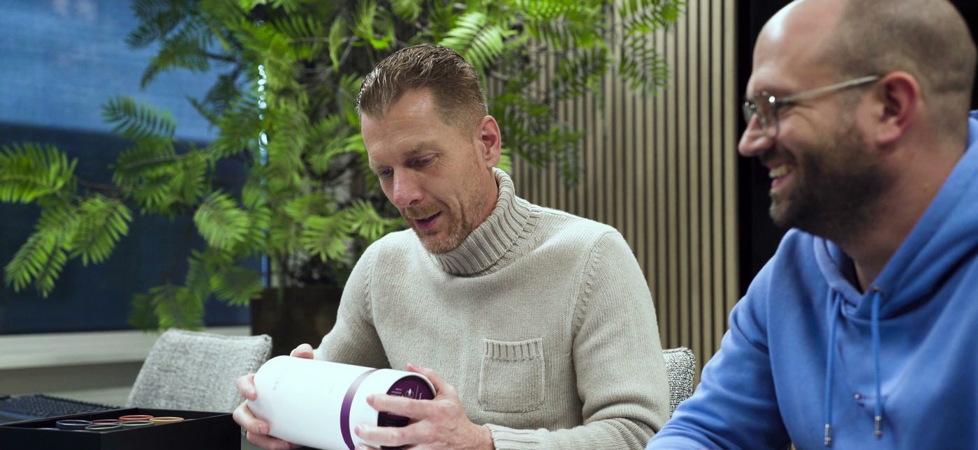 Maick Klaassen en Niels Kolk bekijken een productconcept