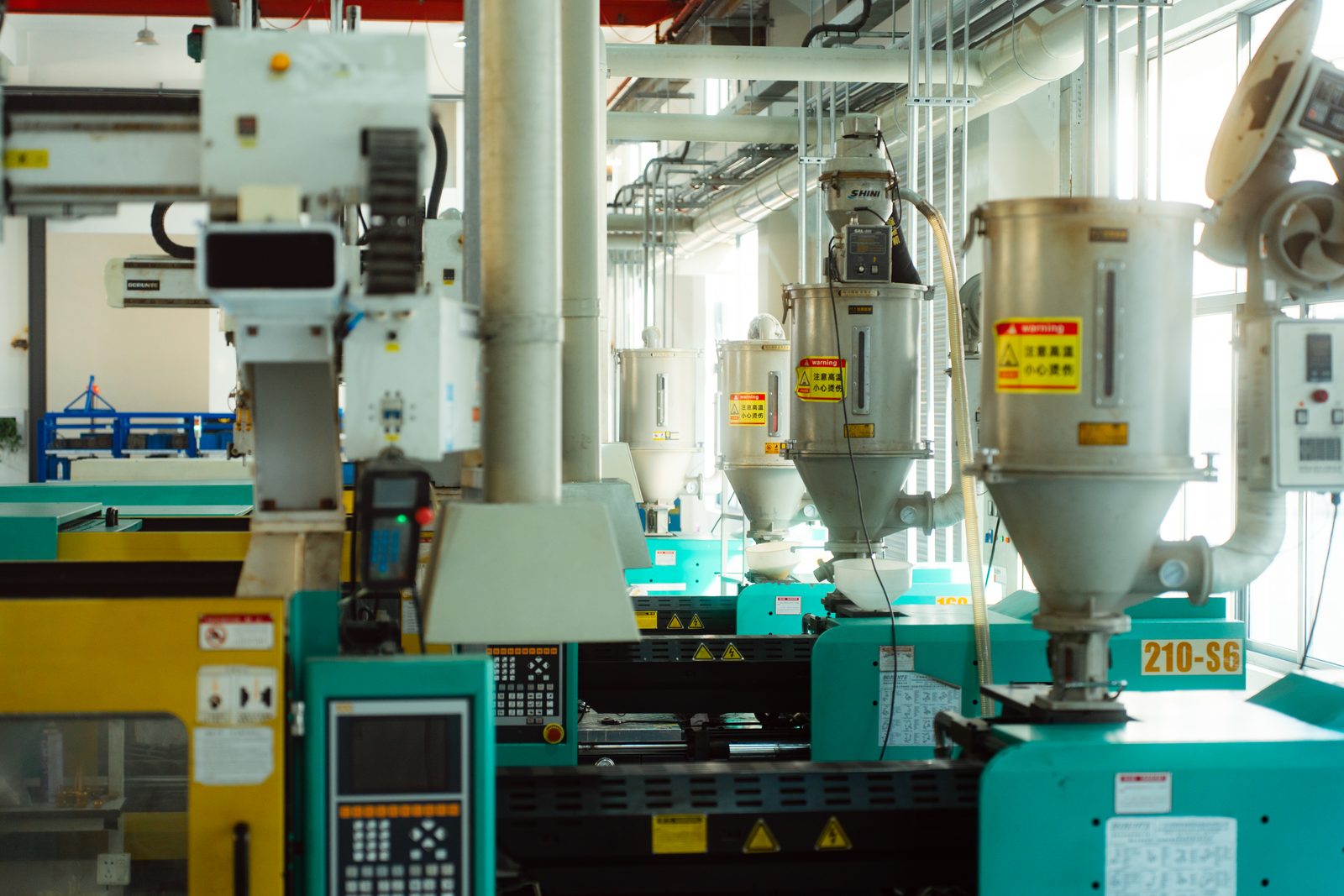 Productielijn met groene Haitian-machines in de QDP-fabriek